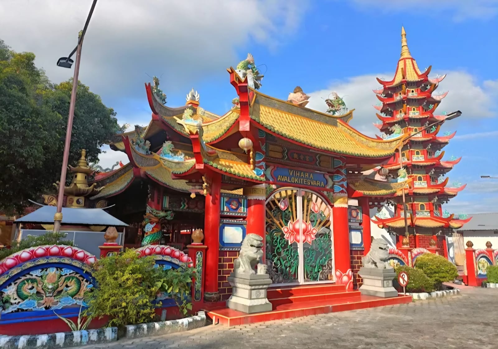 WIHARA AVALOKITESVARA / KUAN IM KIONG PAMEKASAN - MADURA