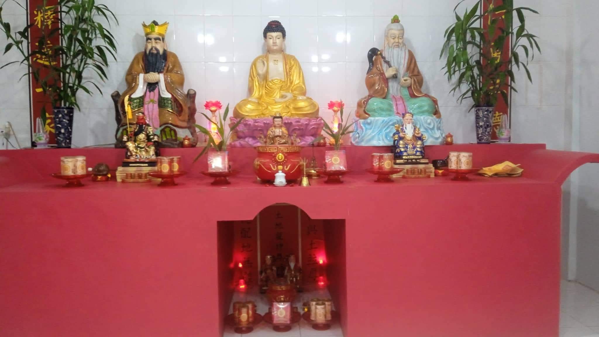 ALTAR DEWA-DEWI (KONGCO MAKCO) DAN LELUHUR YANG TERLANTAR